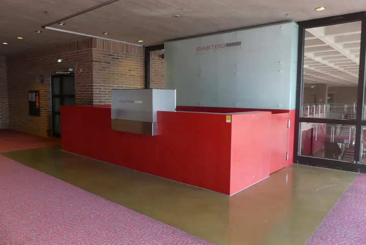 Thekenanlage, rot, mit Edelstahl-Unterbau Maße in cm ca. 520 x 230
